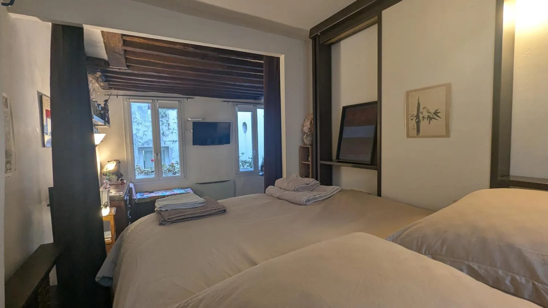 Charming Pied-A-Terre - Marais Apartment Paris