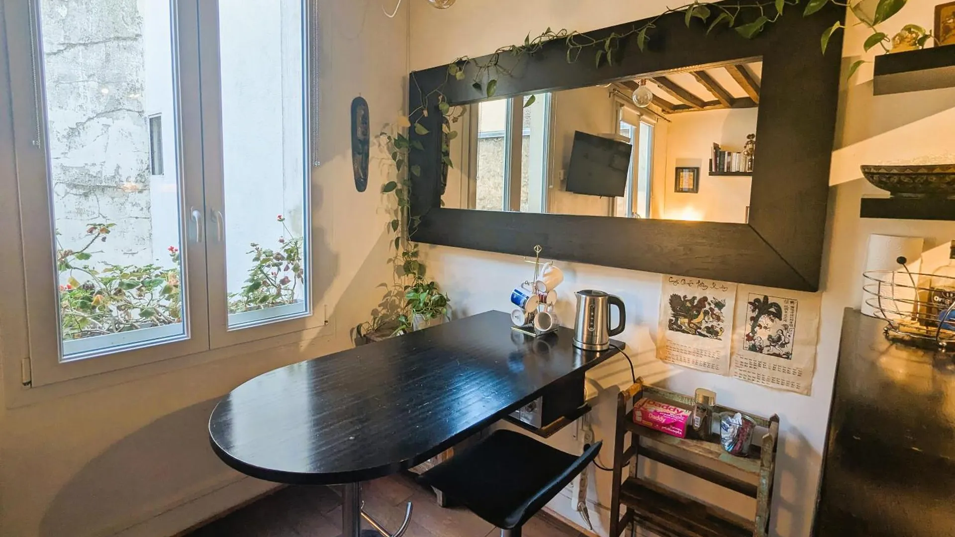 Charming Pied-A-Terre - Marais Apartment Paris 0*,  France