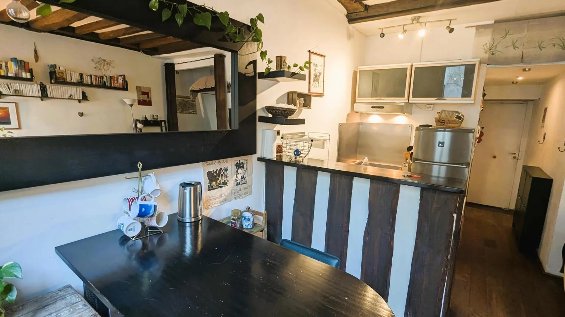 Charming Pied-A-Terre - Marais Apartment Paris France