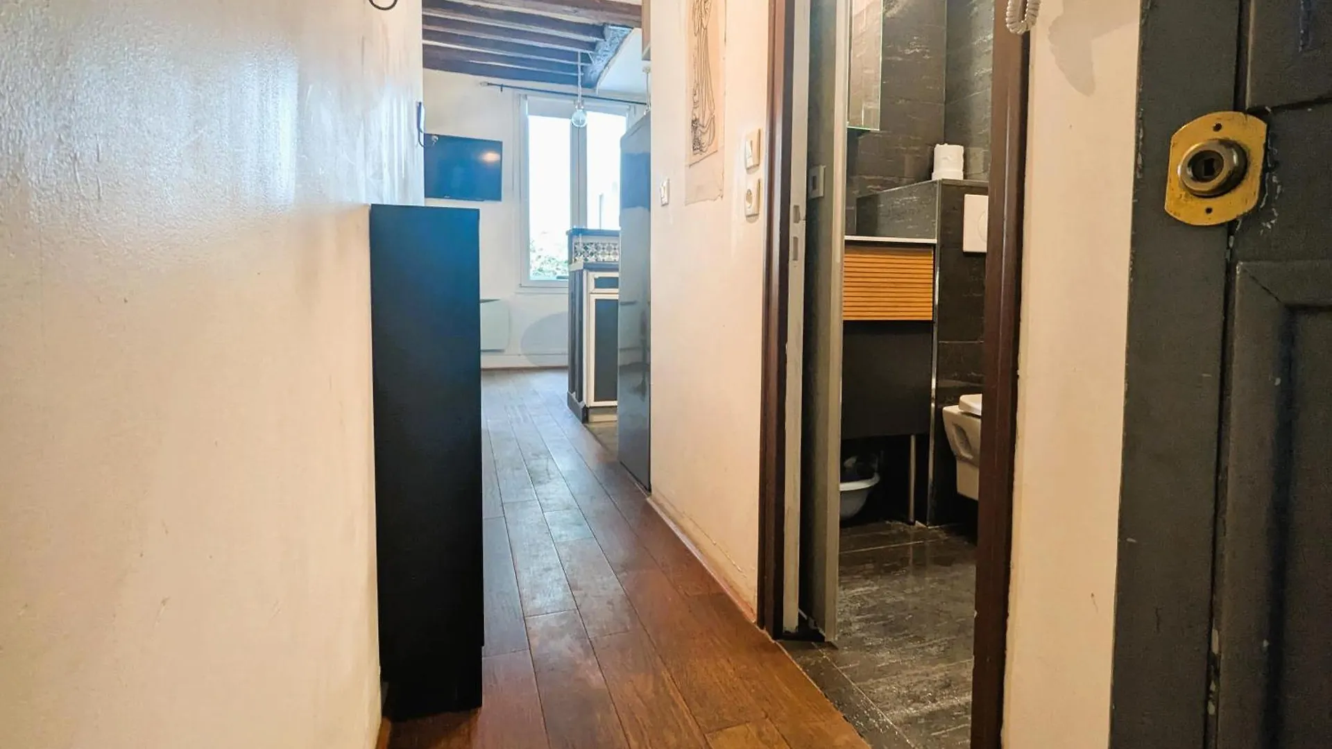 Charming Pied-A-Terre - Marais Apartment Paris